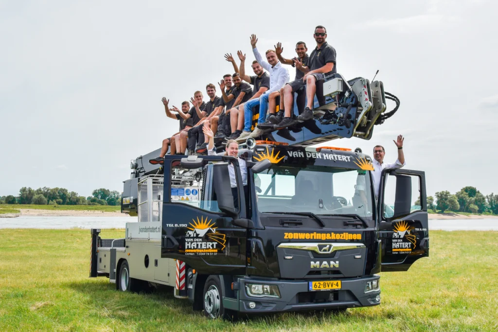 Medewerkers van Van den Hatert zonwering op een hoogwerker
